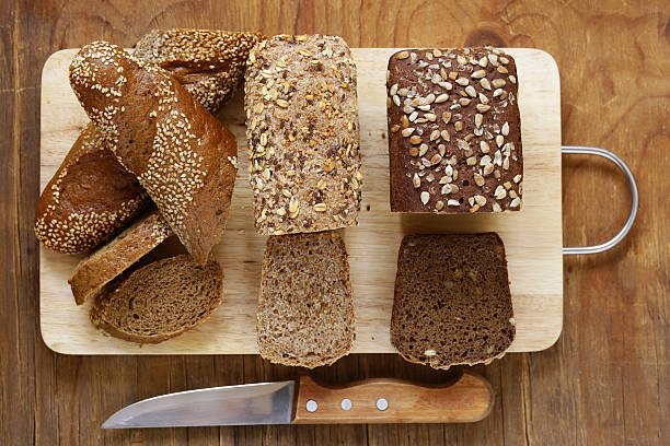 natürliches bio-brot aus vollkornmehl - bauernbrot stock-fotos und bilder