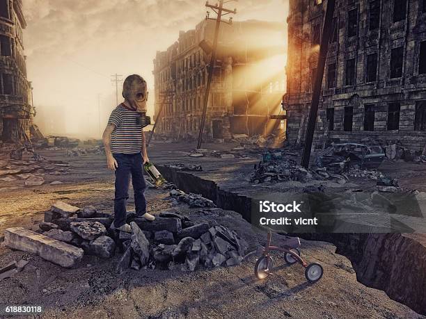 Ruinen Der Stadt Und Des Jungen Stockfoto und mehr Bilder von Krieg - Krieg, Kind, Stadt