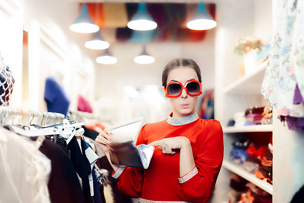 mujer divertida con gafas de sol de gran tamaño y bolsa de embrague plateada - currency women luxury wealth fotografías e imágenes de stock