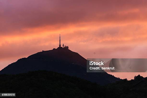 Photo libre de droit de Volcan Puydedôme Vu De Clermontferrand banque d'images et plus d'images libres de droit de Puy-de-Dôme - Puy-de-Dôme, Architecture, Aube