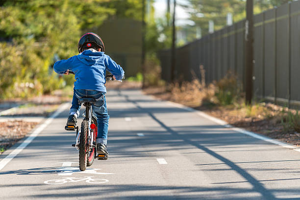 自転車レーンで自転車に乗る子供 - road biking ストックフォトと画像