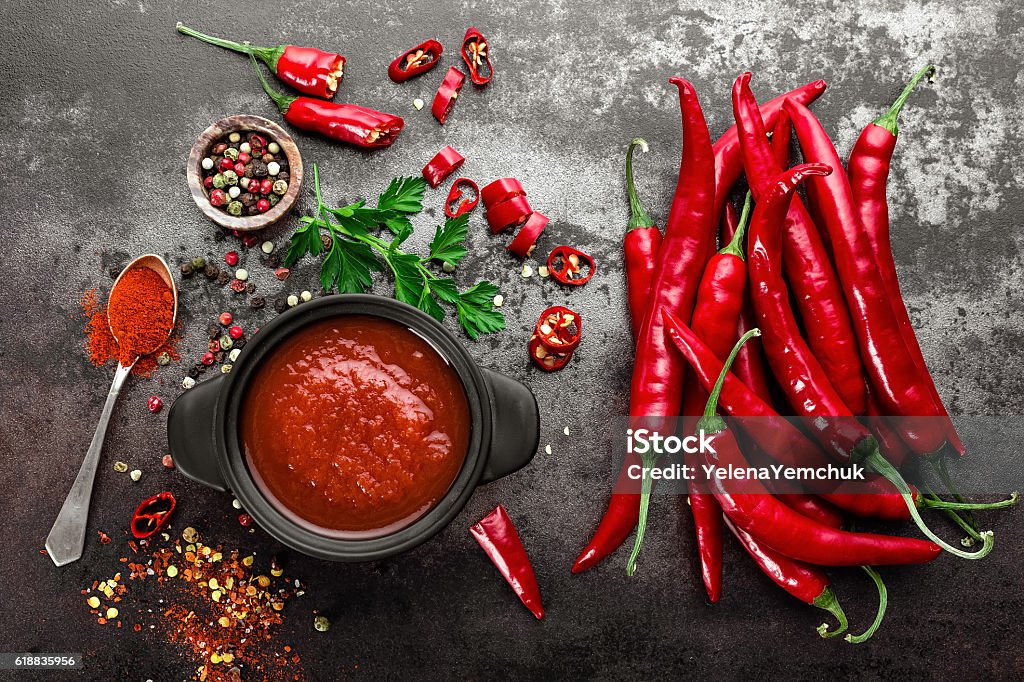 salsa piccante al peperoncino, ketchup - Foto stock royalty-free di Peperoncino