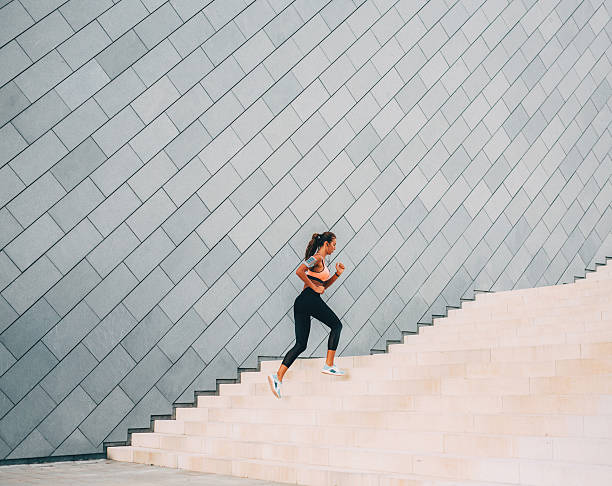 funcionamiento de la escalera. - staircase running moving up jogging fotografías e imágenes de stock