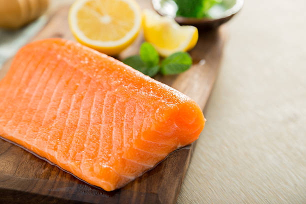 salmon fish steck on the cutting board - pink salmon imagens e fotografias de stock