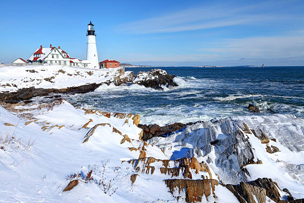 latarnia morska portland head w zimie - lighthouse landscape maine sea zdjęcia i obrazy z banku zdjęć