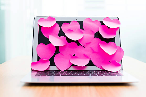 computador portátil tela coberto pelo coração em forma de adesivos para anotações - messy adhesive note office computer - fotografias e filmes do acervo