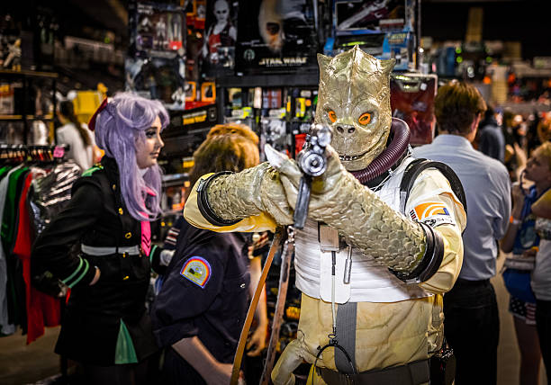 cosplayer habillé comme le chasseur de primes star wars 'bossk' - comic con photos et images de collection