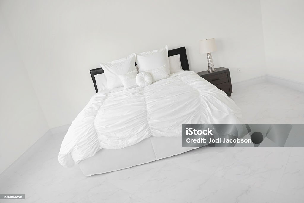 Series:House Staging. Bedding in bag on bed in master bedroom A new home is being staged to make it more appealing to potential buyers. Bedding is in a bag on the bed in the master bedroom. Taken with Canon 5D Mark IV. Domestic Life Stock Photo