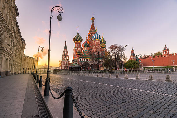 catedral de são basílio na praça vermelha ao nascer do sol. moscou, rússia. - russia red paving stone moscow russia - fotografias e filmes do acervo