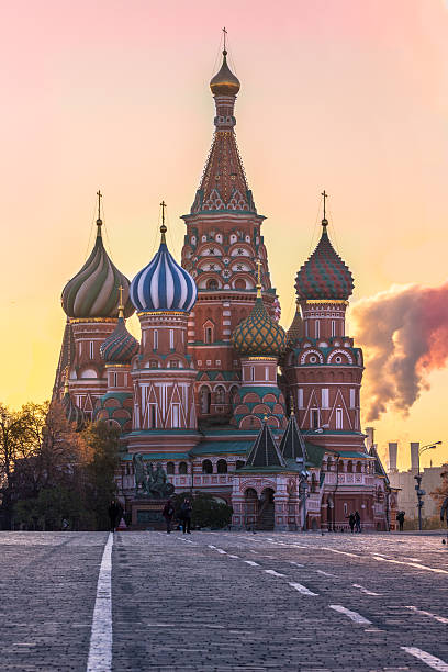 catedral de são basílio na praça vermelha ao nascer do sol. moscou, rússia. - russia red paving stone moscow russia - fotografias e filmes do acervo