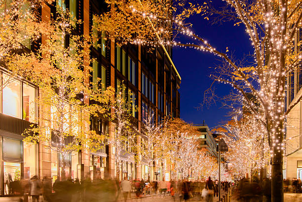 winterbeleuchtung in tokio bei marunouchi - city street street shopping retail stock-fotos und bilder