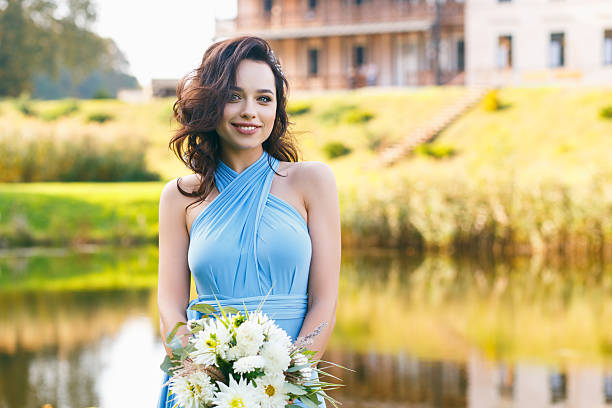 bella mujer joven con pelo rizado - cut flowers women field single flower fotografías e imágenes de stock