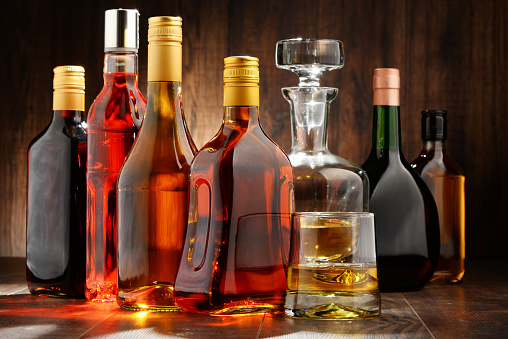 Frascos de una variedad de bebidas alcohólicas photo