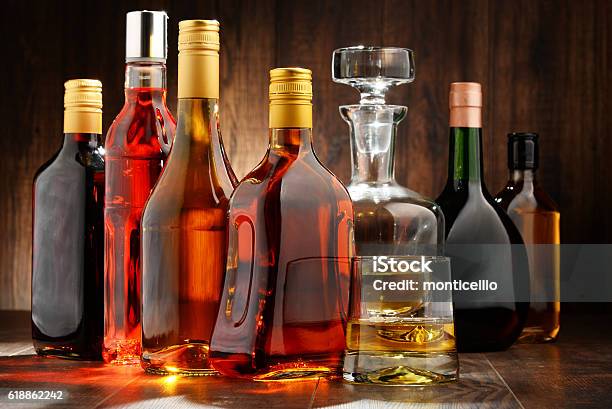 本の各種のアルコール飲料 - アルコール飲料のストックフォトや画像を多数ご用意 - アルコール飲料, 瓶, 蒸留酒