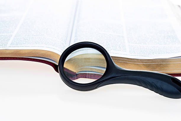 オープニング虫眼鏡でご予約 - book low scale magnification magnifying glass examining ストックフォトと画像