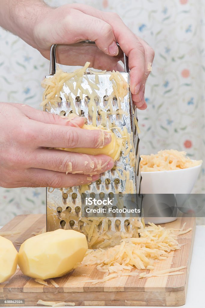 https://media.istockphoto.com/id/618862554/photo/mans-hands-with-a-grater-grate-the-potatoes-healthy-eating.jpg?s=1024x1024&w=is&k=20&c=ZA3ogX6o-4L5_bt2h6Jzma6HF_IghKwfGEojCrNZ5oM=