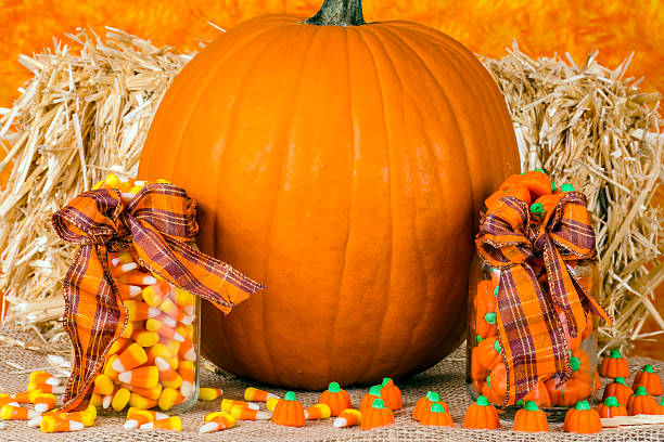 halloween candy - candy halloween candy corn jar foto e immagini stock