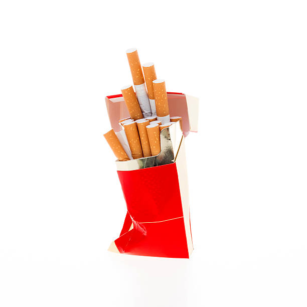 cigarrillo paquete sido aplastada - paquete cigarrillos fotografías e imágenes de stock