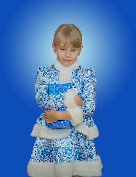 piękna dziewczynka w garniturze snow maiden. - cap embroidery blue hat zdjęcia i obrazy z banku zdjęć
