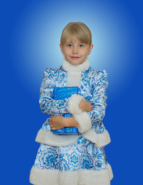 piękna dziewczynka w garniturze snow maiden. - cap embroidery blue hat zdjęcia i obrazy z banku zdjęć