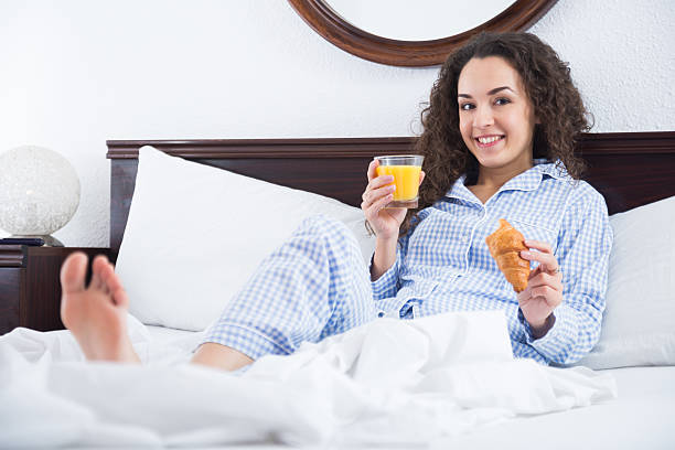 adultos menina comer pastelaria e suco na cama - routine foods and drinks clothing household equipment imagens e fotografias de stock