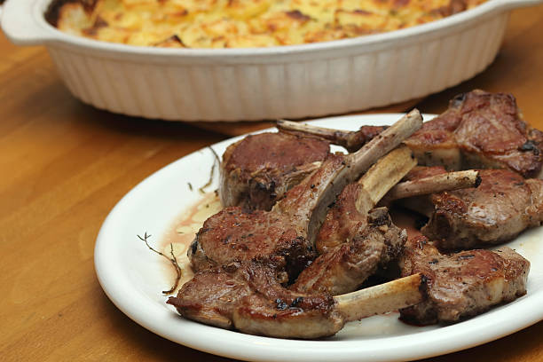 carree de cordero con gratinado de patata y frijoles - rack of lamb chop cutlet rosemary fotografías e imágenes de stock