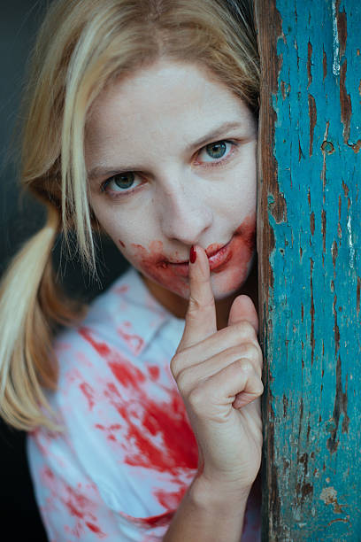 mujer rubia loca cubierta de sangre haciendo gesto de silencio - blood human hand women murder fotografías e imágenes de stock