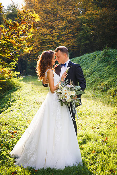 พิธีแต่งงานอย่างมีสไตล์สร้างสรรค์ - bridegroom ภาพสต็อก ภาพถ่ายและรูปภาพปลอดค่าลิขสิทธิ์