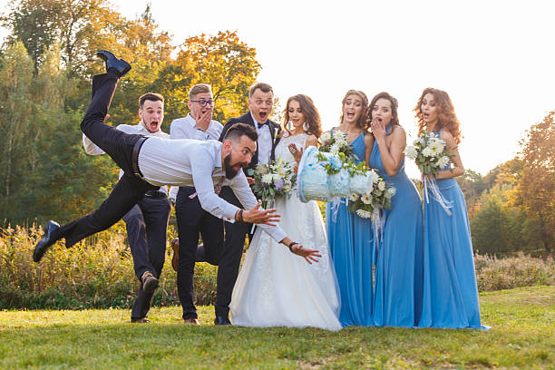loser drops the wedding cake - feest fotos stockfoto's en -beelden