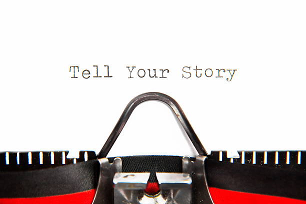 parole da scrivere "racconta la tua storia" su una macchina da scrivere vintage - creativity thinking author writing foto e immagini stock