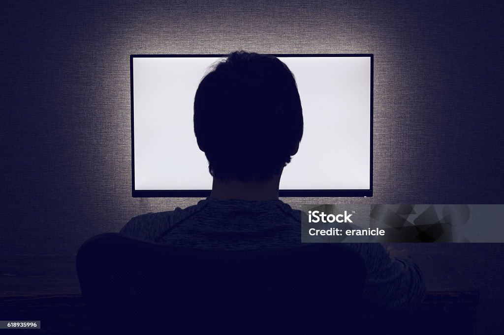 Homem na frente de um monitor em branco - Foto de stock de Vista Traseira royalty-free