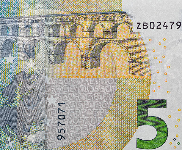 billet de 5 euros gros plan - european union currency euro symbol currency paper currency photos et images de collection