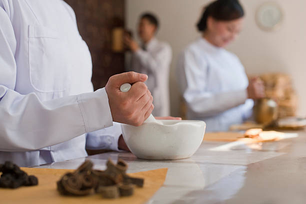 traditionelle chinesische ärzte mischen medizinische inhaltsstoffe - chinesische kräutermedizin stock-fotos und bilder