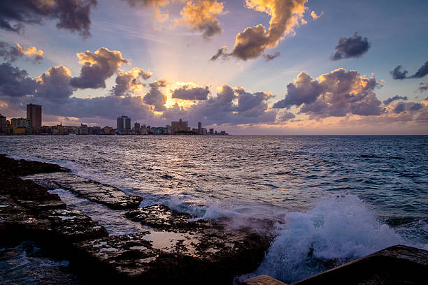 zachód słońca w el malecon - hawana, kuba - capital cities retaining wall malecon coastline zdjęcia i obrazy z banku zdjęć
