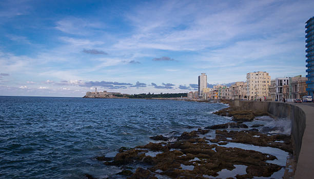 el malecon - hawana, kuba - capital cities retaining wall malecon coastline zdjęcia i obrazy z banku zdjęć