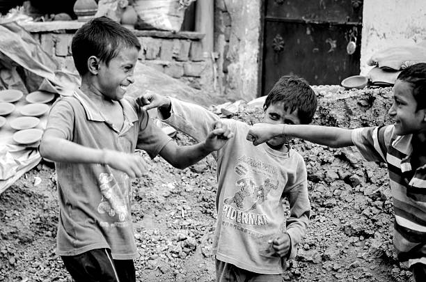 die straße fight-street kinder kämpfen in neu-delhi indien - street child stock-fotos und bilder