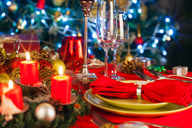 エレガントなクリスマステーブルセッティング - spoon fork table knife place setting ストックフォトと画像