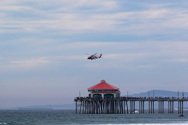 rettungshubschrauber und pier der küstenwache - rescue helicopter coast guard protection stock-fotos und bilder