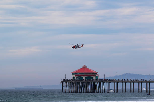 спасательный вертолет береговой охраны и пирс - rescue helicopter coast guard protection стоковые фото и изображения