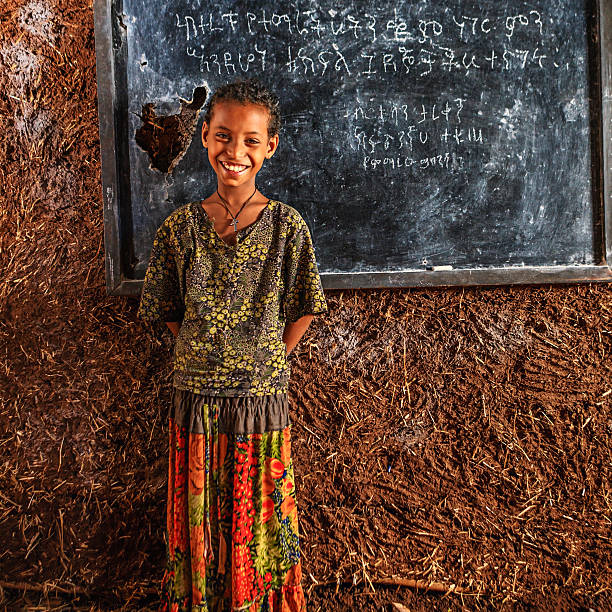 niña africana es el aprendizaje de idiomas amhárico - education blackboard africa youth culture fotografías e imágenes de stock