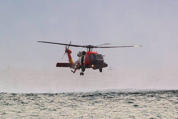 вертолет береговой охраны над океаном - rescue helicopter coast guard protection стоковые фото и изображения