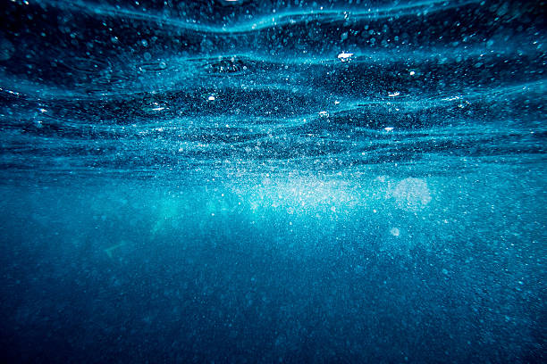 podwodne tło abstrakcyjne powierzchni fali - below the surface zdjęcia i obrazy z banku zdjęć
