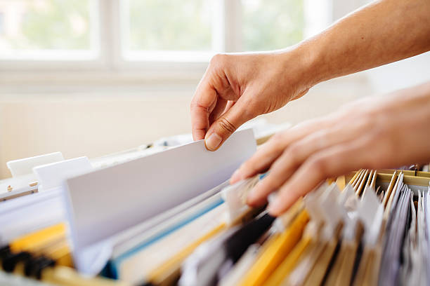 solicitud de archivo armario - bureaucracy fotografías e imágenes de stock