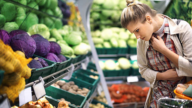 femme achetant des légumes dans un supermarché. - fruits et légumes photos et images de collection