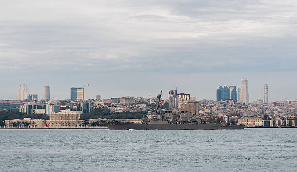 uss carney ddg 64 проходя босфор - дворец долмабахче - carney стоковые фото и изображения