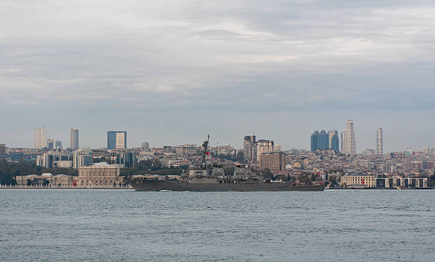 эсминец uss carney ddg 64, проходящий босфор - дворец долмабахче - carney стоковые фото и изображения