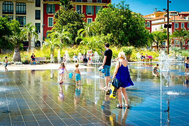 люди среди фонтанов на набережной пайлон, ницца , франция - formal garden summer water park стоковые фото и изображения