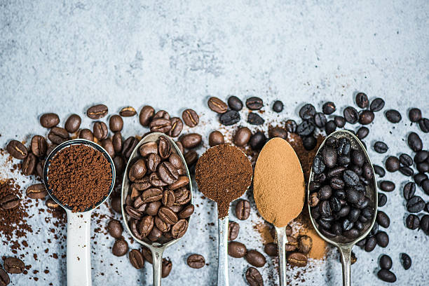 кофейные зерна жареные, растворимые и молотый кофе - roasted coffee стоковые фото и изображения