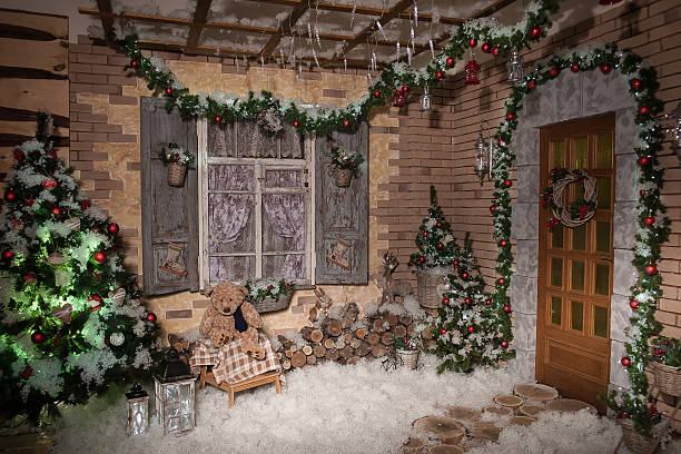 zima na zaśnieżonym noworocznym wieczornym podwórku. - new year wall door decoration zdjęcia i obrazy z banku zdjęć