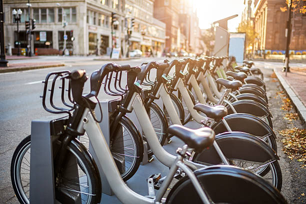 sistema de bicicletas compartidas - bikeshare fotografías e imágenes de stock